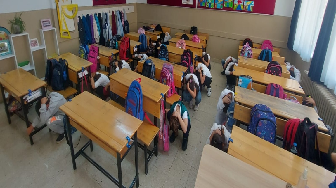  Okulumuzada 13 Ekim Dünya Afet Risklerinin Azaltılması Günü Kapsamında Deprem tatbikatı Yapıldı